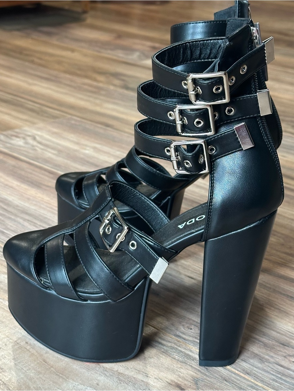 Dolls Kill Lamoda Platform Gladiator Heels Black Silver Buckles Size 7 EXCELLENT